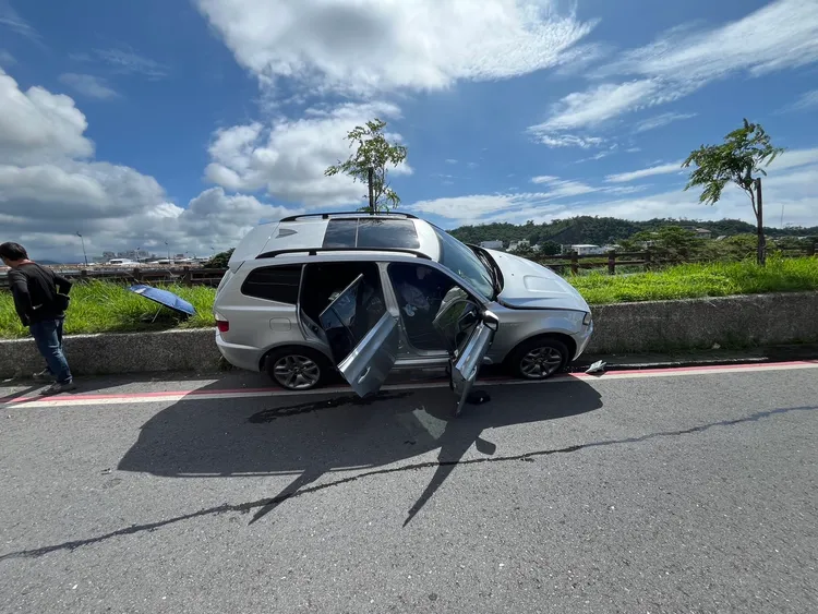 自小客失控撞上河堤護欄。警方提供