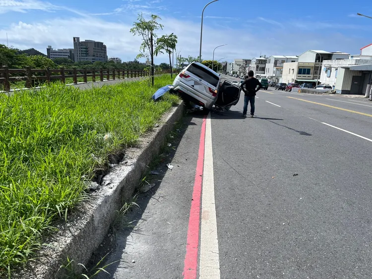 自小客失控撞上河堤護欄。警方提供