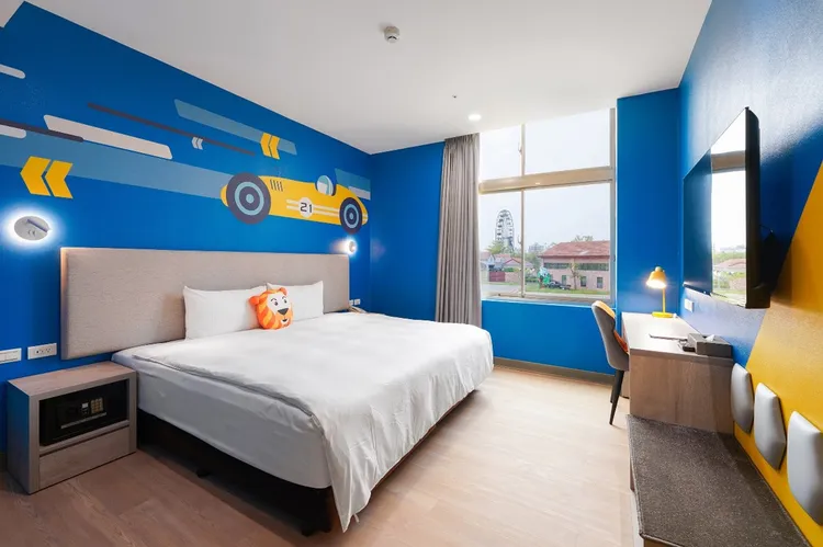 甫全新裝修的主題雙人房，飯店走出去就是鈴鹿賽道樂園。華園大飯店草衙館提供