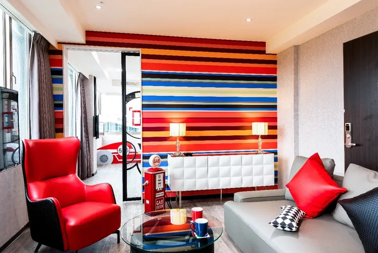 華園大飯店草衙館賽車景觀套房一房一廳寬廣舒適。華園大飯店草衙館提供