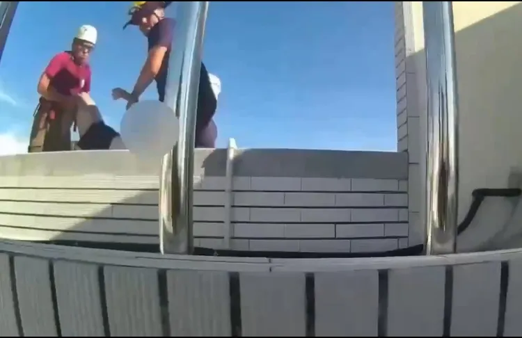 警方與曾男聊天轉移注意力，消防員再上前將他抱住，化解危機。民眾提供