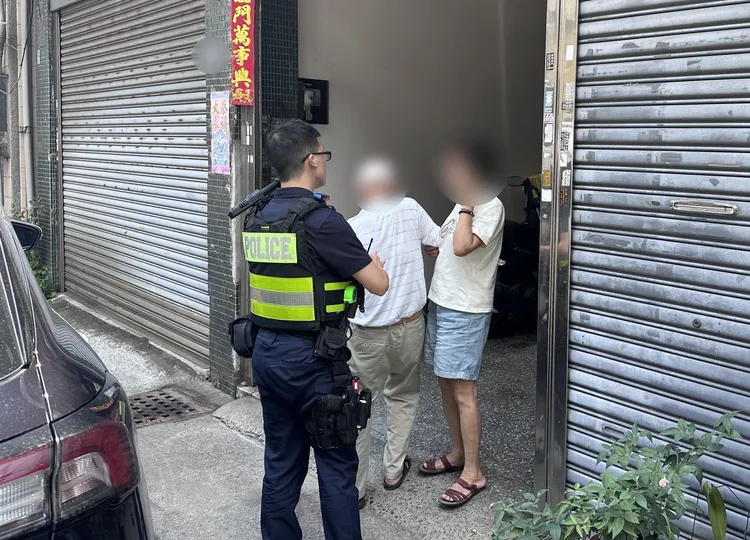 警方以警車送曾男返家。翻攝畫面