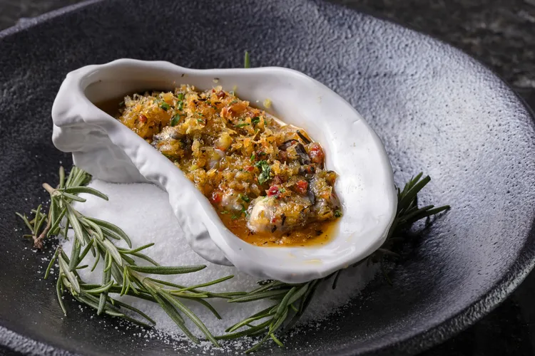 烤洛克菲勒鮮蠔。教父牛排提供