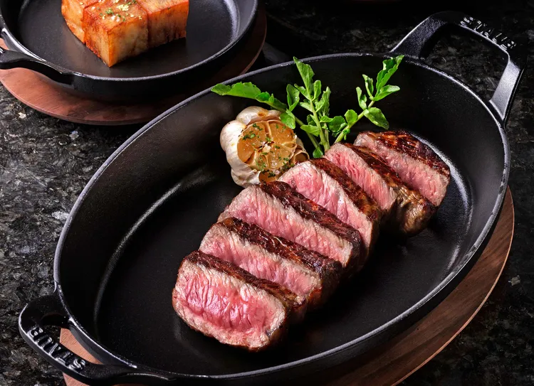 牧場乾式熟成紐約客牛排。教父牛排提供