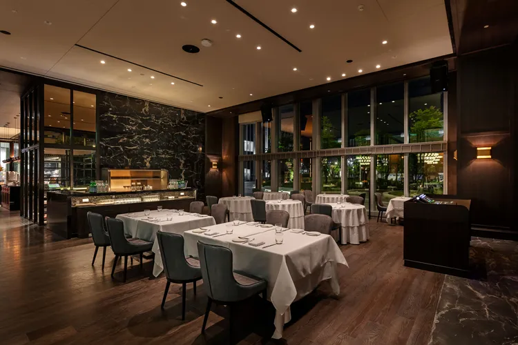 多功能宴會廳平日以Light Jazz為音場主調，並將不定期安排樂器演奏以饗貴賓。教父牛排提供