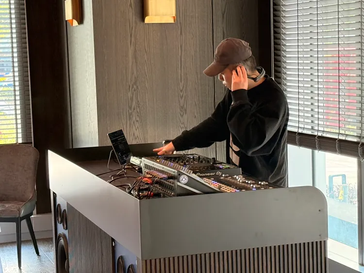 多功能宴會廳特別增設的DJ台。陳揚盛攝