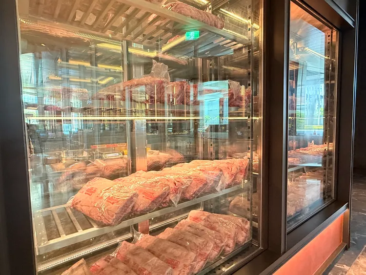 一進門就看到全台獨賣的美國Newport乾式熟成肋眼與紐約客。陳揚盛攝