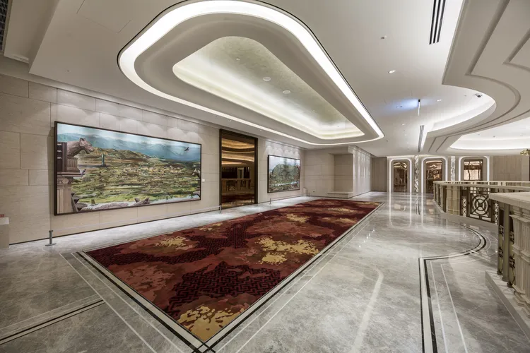 台北美福大飯店「食藝雙饗」住宿專案，除了欣賞北美館及美國大都會博物館限期來台的藝術展覽門票，還可跟著美福典藏藝術電子導覽書，於飯店內探尋多位在地藝術家作品。台北美福大飯店提供