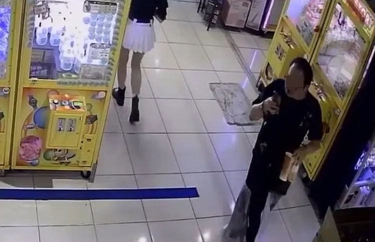 平頭男尾隨被害人猛拍。翻攝Threads