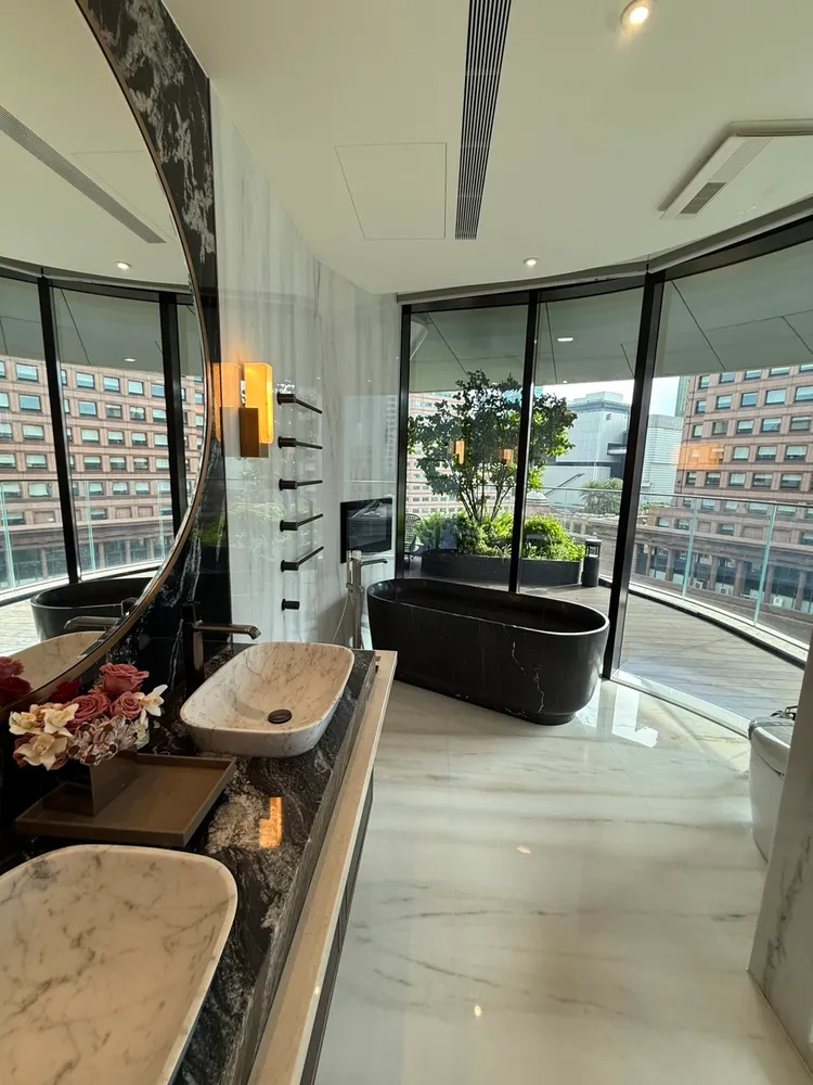 位於信義區被稱為全台最貴的頂級豪宅「陶朱隱園」，於今年2月19日正式開賣，低樓層每坪單價約300萬元起，一戶約9億元以上，堪稱全台最貴豪宅。讀者提供獨家照片