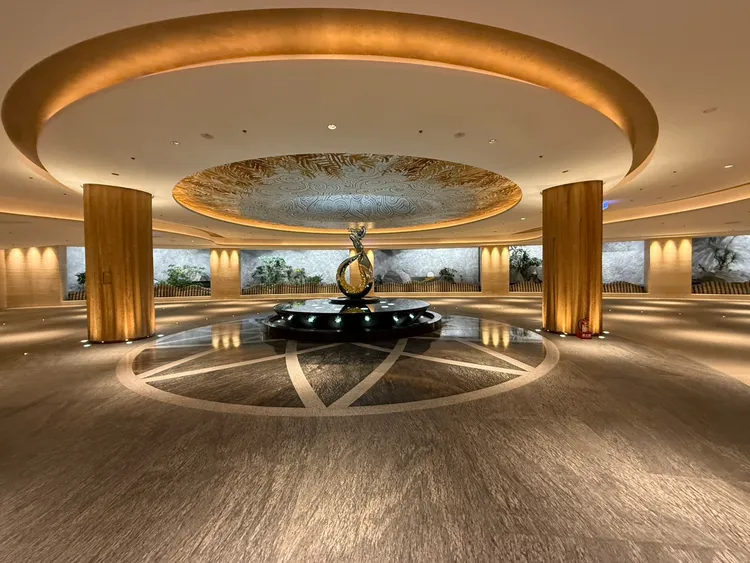 位於信義區被稱為全台最貴的頂級豪宅「陶朱隱園」，於今年2月19日正式開賣，低樓層每坪單價約300萬元起，一戶約9億元以上，堪稱全台最貴豪宅。讀者提供獨家照片