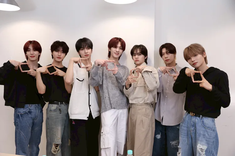 n.SSign由KAZUTA（左起）、熙援、漢俊、方毅家、墭允、ROBIN、度賀組成，拍照時比出鳳梨酥手勢。彭欣偉攝