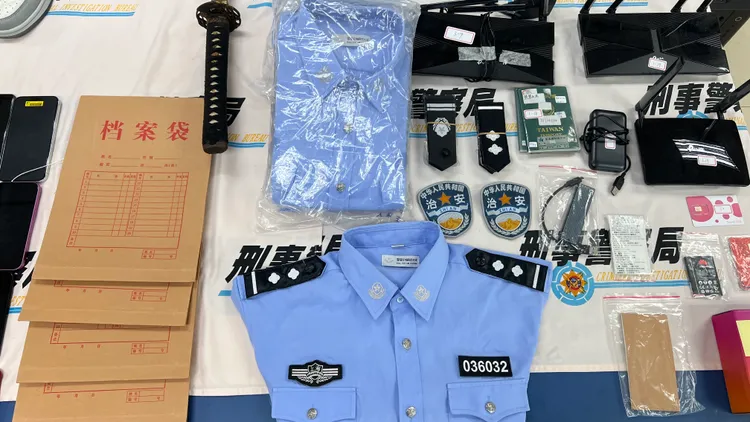 詐團成員換上大陸公安制服，與海外華人視訊，以假檢警手法詐財。翻攝照片