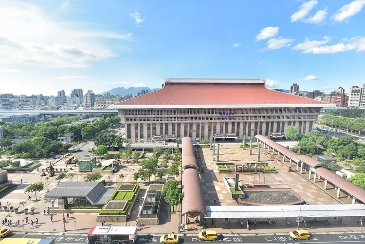 位於台北車站正對面的台北凱撒大飯店，擁有五鐵共構的交通優勢與完善生活機能，無論商務、親子或情侶出遊，都能輕鬆抵達、無縫接軌。台北凱撒大飯店提供