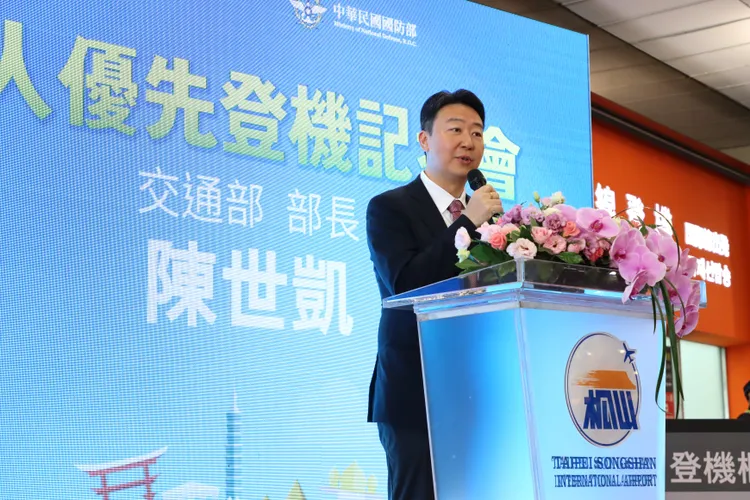 陳世凱表示，國籍航空提供軍人優先登機服務，象徵對軍人長期守護國家的尊崇與肯定。民航局提供