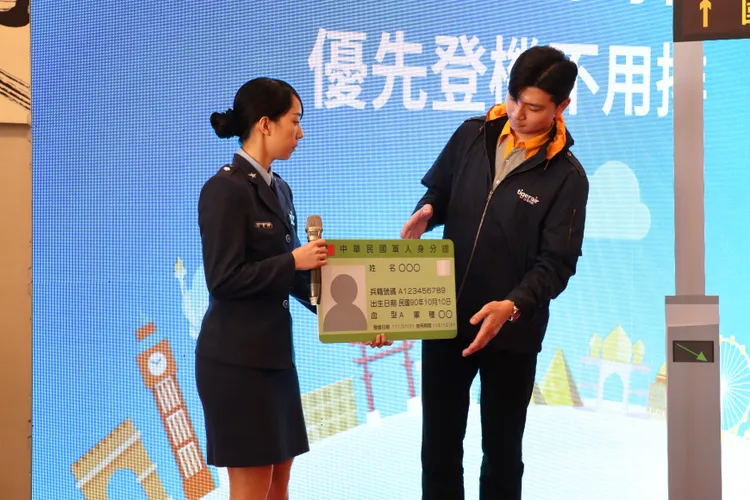 現役軍人本人出示軍人身份證供識別後，在我國機場搭乘6家國籍航空的國際線航班，將可享有優先登機禮遇。民航局提供