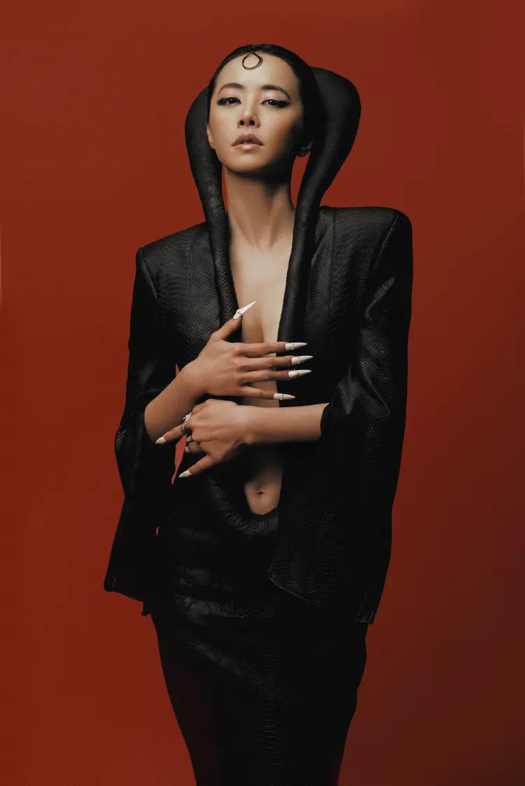 蔡依林手遮穌胸。凌時差音樂