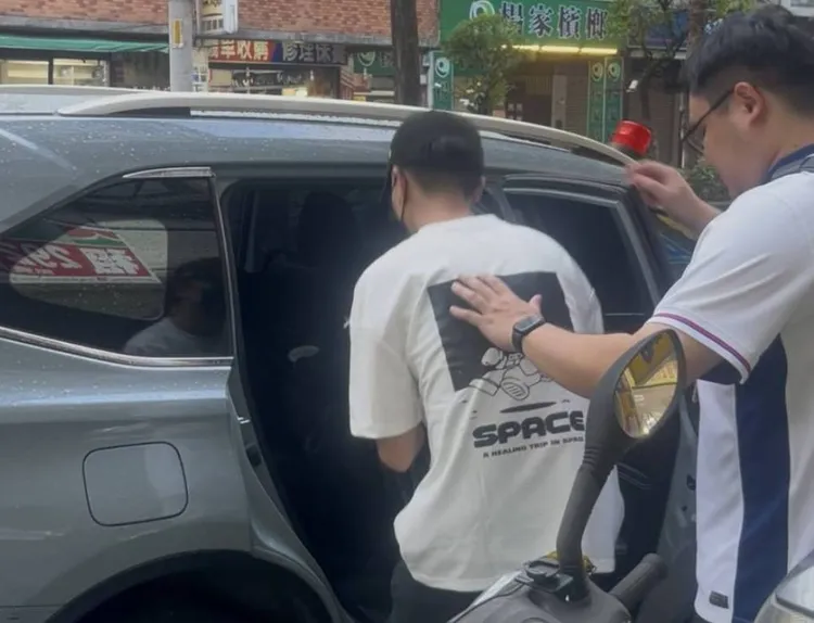 警方於新北市拘提李男到案。警方提供