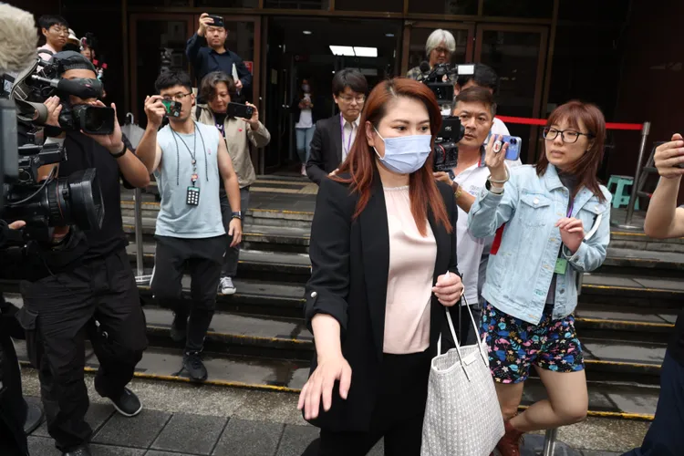 薛楷莉庭後面對大批媒體採訪，直呼小心不要撞到，「站在護理師角度來看，你們太危險了，我一個沒辦法救妳們這麼多人」。彭欣偉攝