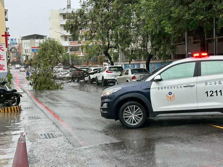 巡邏員警趕緊封鎖道路，請市府工務局派員清除。民眾提供