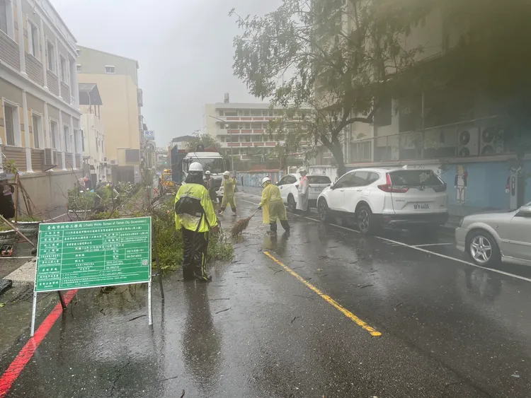 市府工務局約花一小時清除，現場恢復通行。民眾提供