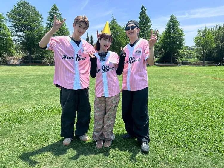 男團U：NUS（左起）、峮峮登上節目。中視提供