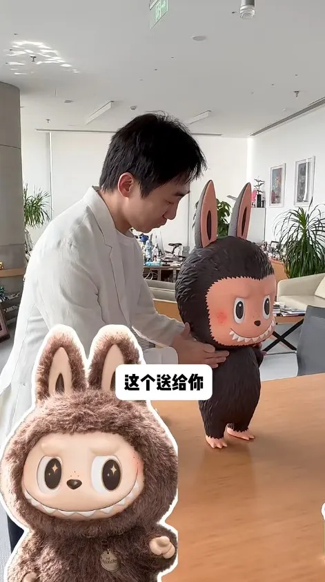 泡泡瑪特創辦人王寧送出這隻Labubu，他說公司也只剩這一隻了。翻攝胡潤小紅書