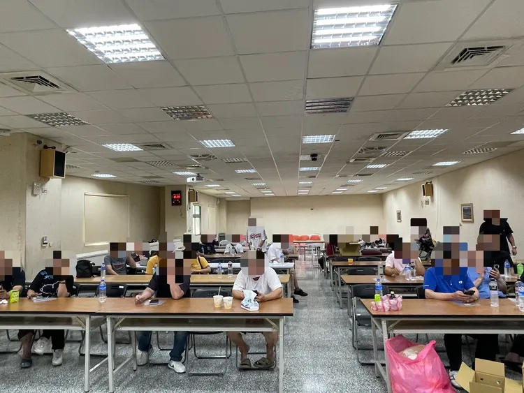 42名賭客帶返分局看管。翻攝畫面