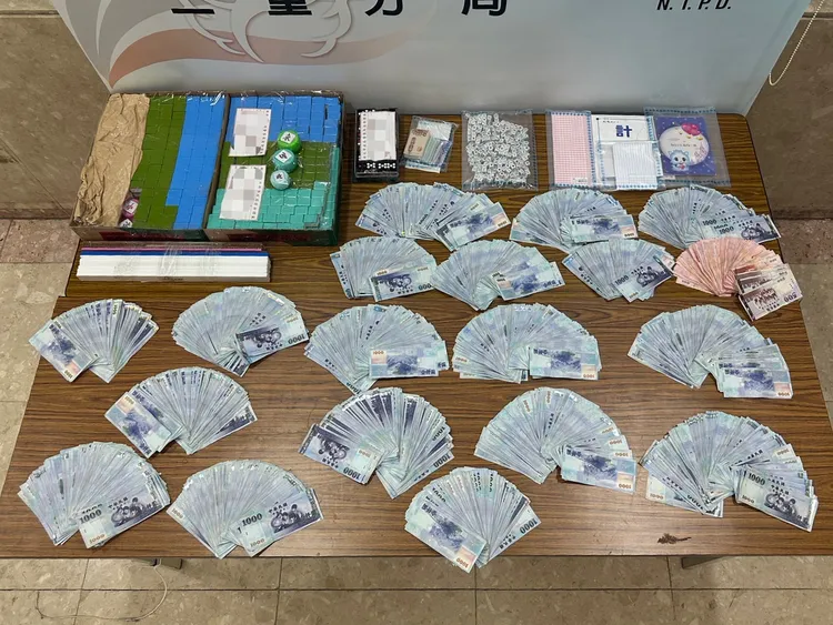 警方查扣賭具與抽頭金及將近百萬元賭資等證物。翻攝畫面