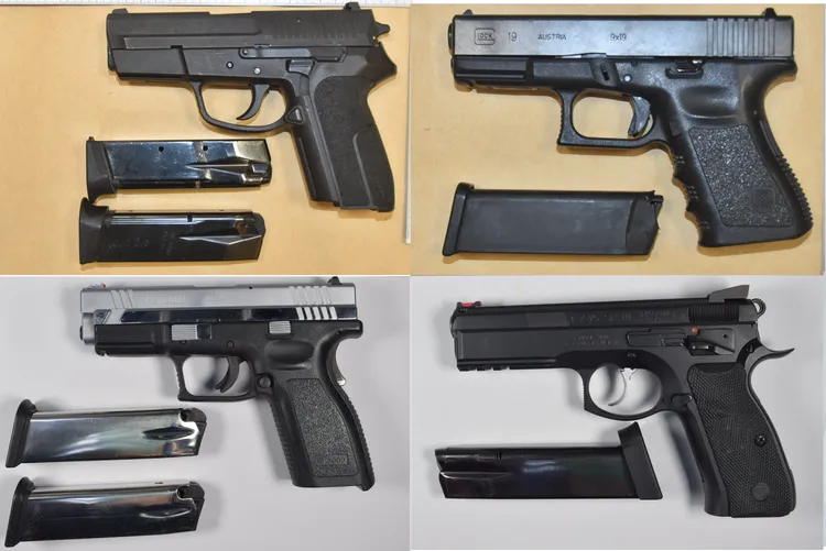 陳嫌身上及住處共藏有4把制式手槍。民眾提供
