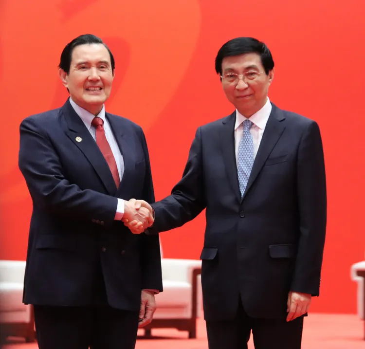 前總統馬英九於福建廈門出席海峽論壇，與中國全國政協主席王滬寧會面。馬英九基金會提供