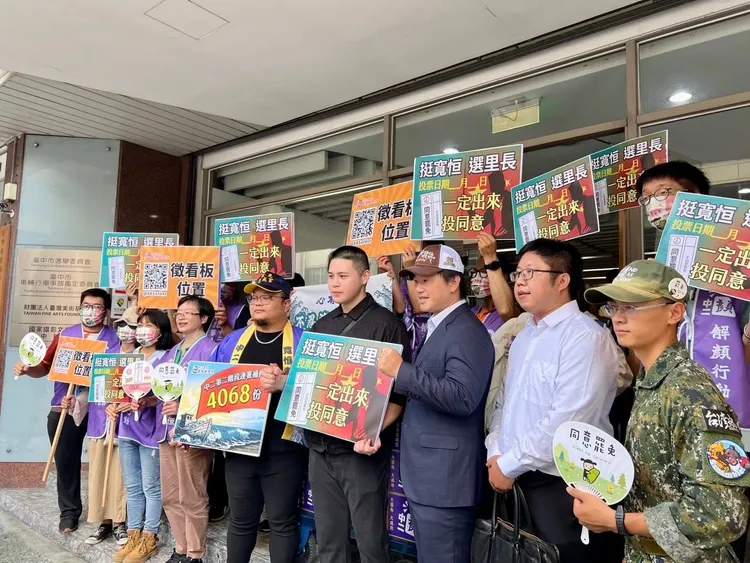 罷免顏寬恒團體「中二解顏」今（27）日下午送交4068份連署書、補件率高達179%。翻攝《中二解顏·罷免顏寬恒》臉書