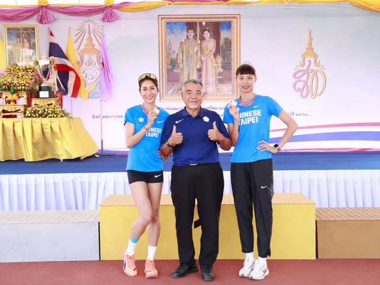 羅佩琳、鍾欣儒都奪牌，與田徑協會翟學電副理事長合影。查爾斯運動行銷提供