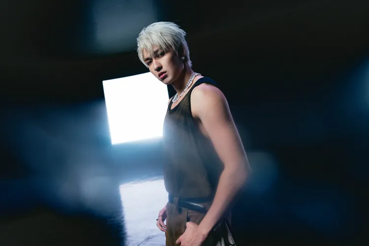 薛恩穿著無袖性感背心熱舞，展現結實的手臂肌肉。華納音樂提供