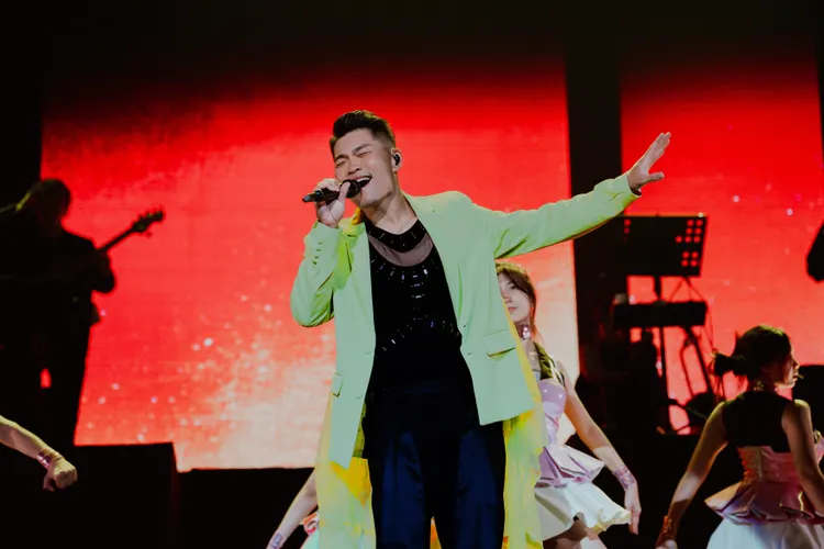 李玖哲罕見穿上螢光綠色戰服演出。爵士娛樂提供