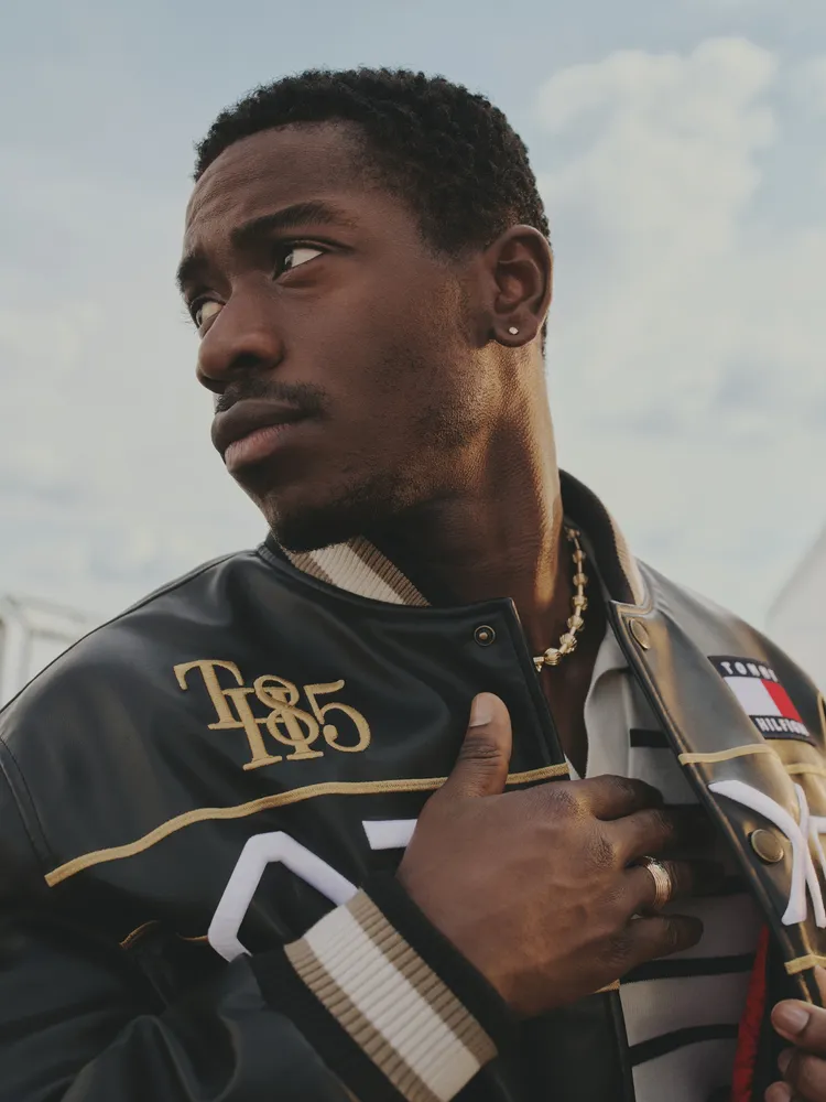 聯名系列由品牌大使兼電影主演達姆森伊卓瑞斯親自演繹。品牌提供