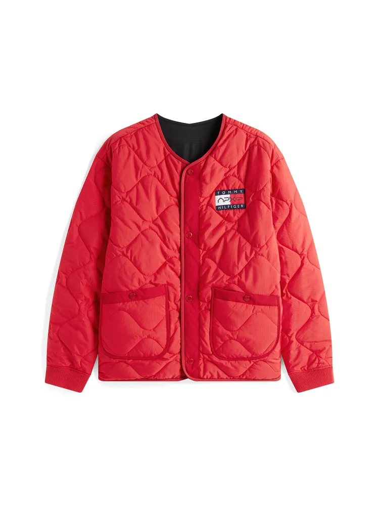 TOMMY HILFIGER 「THE APXGP限量賽車系列」紅色雙面羽絨外套，1萬2800元。品牌提供