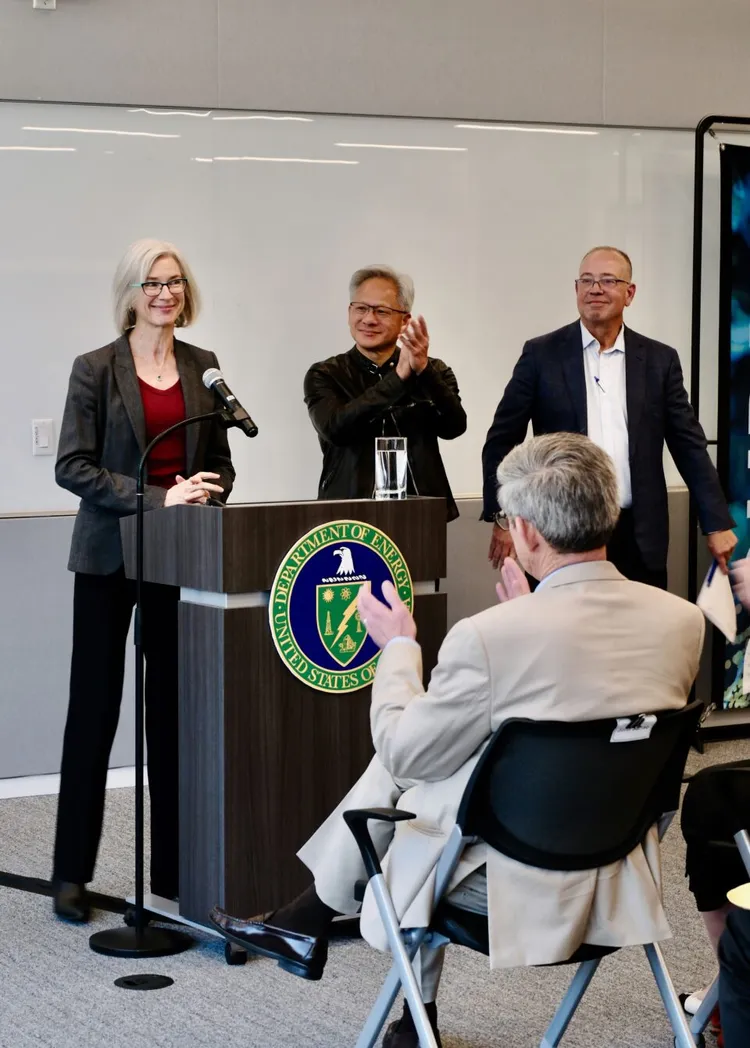 諾貝爾獎得主與 CRISPR 基因編輯技術先驅 Jennifer Doudna（圖左）在美國加州柏克萊發表演說（右起為戴爾科技集團資深副總裁暨資深技術研究員 Paul Perez、NVIDIA 創辦人暨執行長黃仁勳）。NVIDIA提供