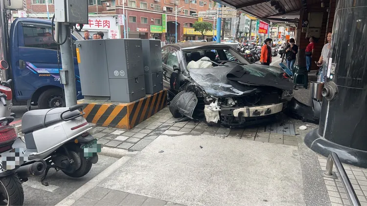 通緝犯駕駛黑色轎車車頭全毀，車禍後他趕緊棄車徒步逃逸。翻攝畫面