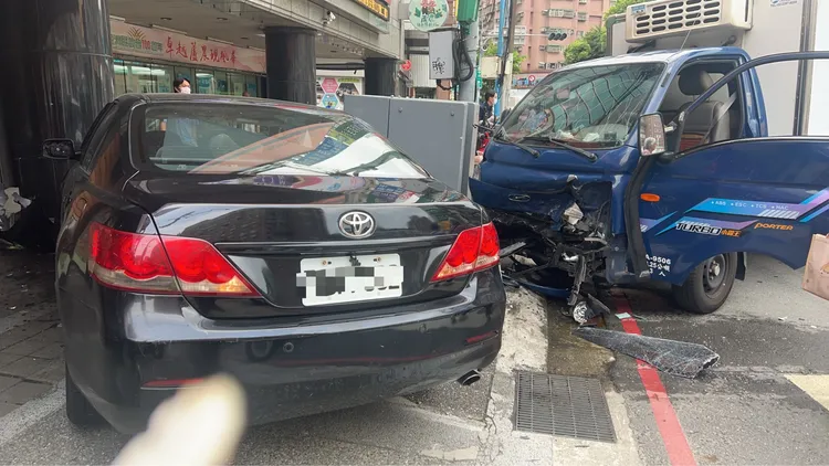 通緝犯駕駛黑色轎車衝上人行道，一旁小貨車也被殃及，車上司機受傷。翻攝畫面