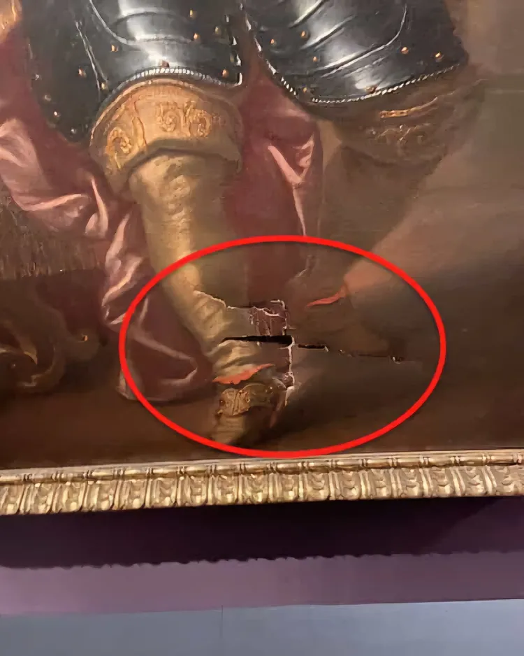 照片顯示，畫作中的美第奇王子在腳部位置被撞破，形成明顯撕裂痕跡。翻攝自《佛羅倫斯今日報》