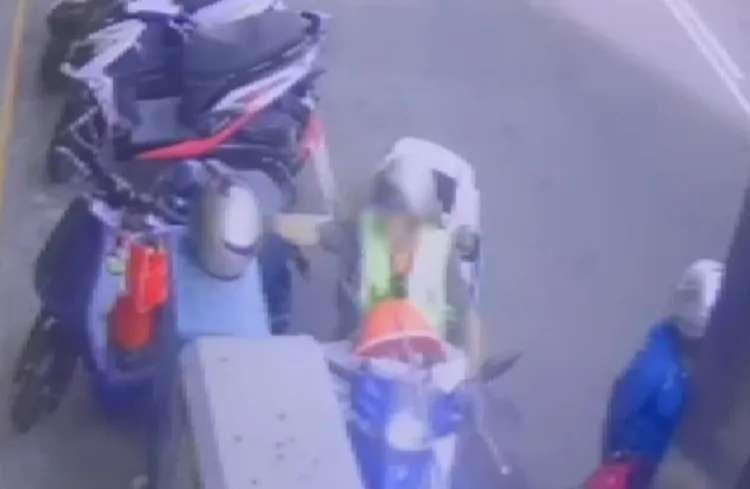 余男帶走變電箱上的安全帽。翻攝畫面