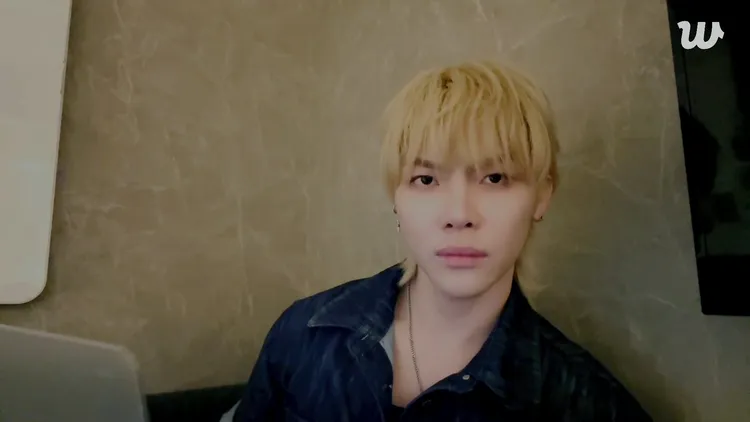 NICHOLAS王奕翔放錯粉絲推薦的歌曲，筆電傳出台語老歌《水潑落地難收回》忍不住自我懷疑。翻攝&TEAM Weverse