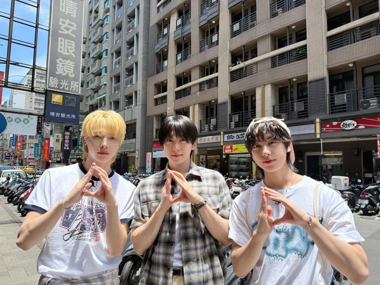 NICHOLAS王奕翔（左起）帶隊友FUMA、TAKI逛晴光市場吃美食的內容將在《Day Day.》播出。翻攝DayDay. X