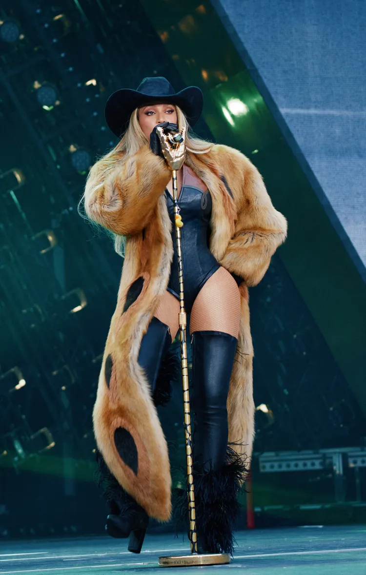 碧昂絲在倫敦的演唱會上也身著Ferragamo。品牌提供