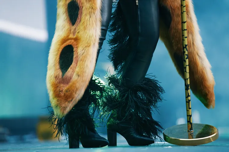 帶有羽毛螺旋細節的大腿高筒靴。品牌提供