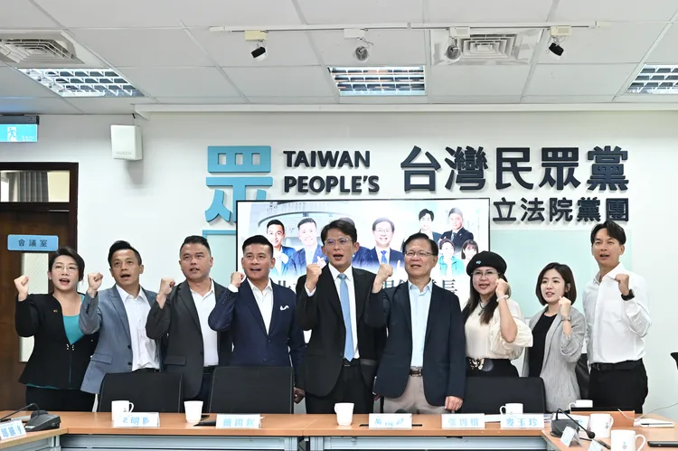 台北市議會戴錫欽議長拜會民眾黨團記者會 民眾黨台北市議員林珍羽(左起)、國民黨台北市議員李明賢、民眾黨台北市議員張志豪、戴錫欽、民眾黨總召黃國昌、副總召張啓楷、立委麥玉珍、台北市議員黃瀞瑩、陳宥丞。中華民國立法院記者聯誼會提供