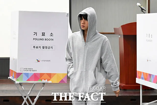 「BTS」JIN今低調投票。翻攝THE FACT