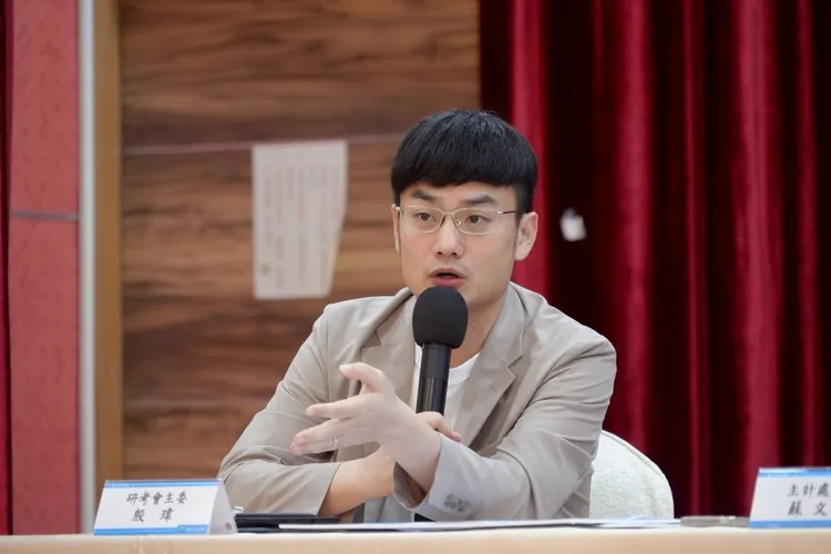 研考會主委殷瑋遭蔣萬安「卡到陰」發言波及，議場上攤手澄清。北市府提供