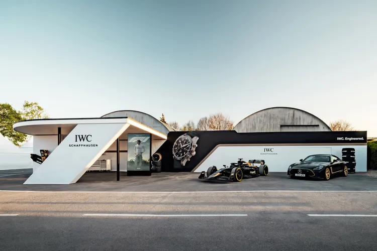 IWC與好萊塢動作鉅作《F1》合作，化身電影中車隊APXGP的贊助商。品牌提供